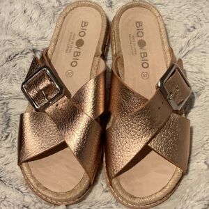 Women's Metallic Sandals NWOT rose gold Made in Spain